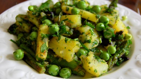 Sommerlicher grüner Kartoffelsalat
